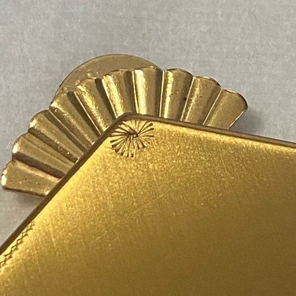 RARE 1940s Gold Henriette Mirror Compact with Etched Design - Picture 5 of 16